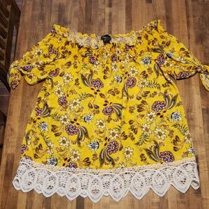 Large Rue 21 top with lace trim NWOT